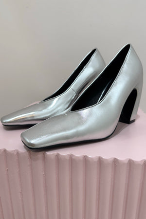 Alias Mae Nora Pump | Silver