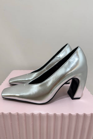 Alias Mae Nora Pump | Silver