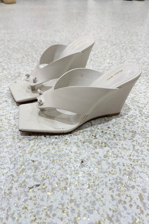 Alias Mae Aisha Wedge | Bone