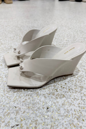 Alias Mae Aisha Wedge | Bone