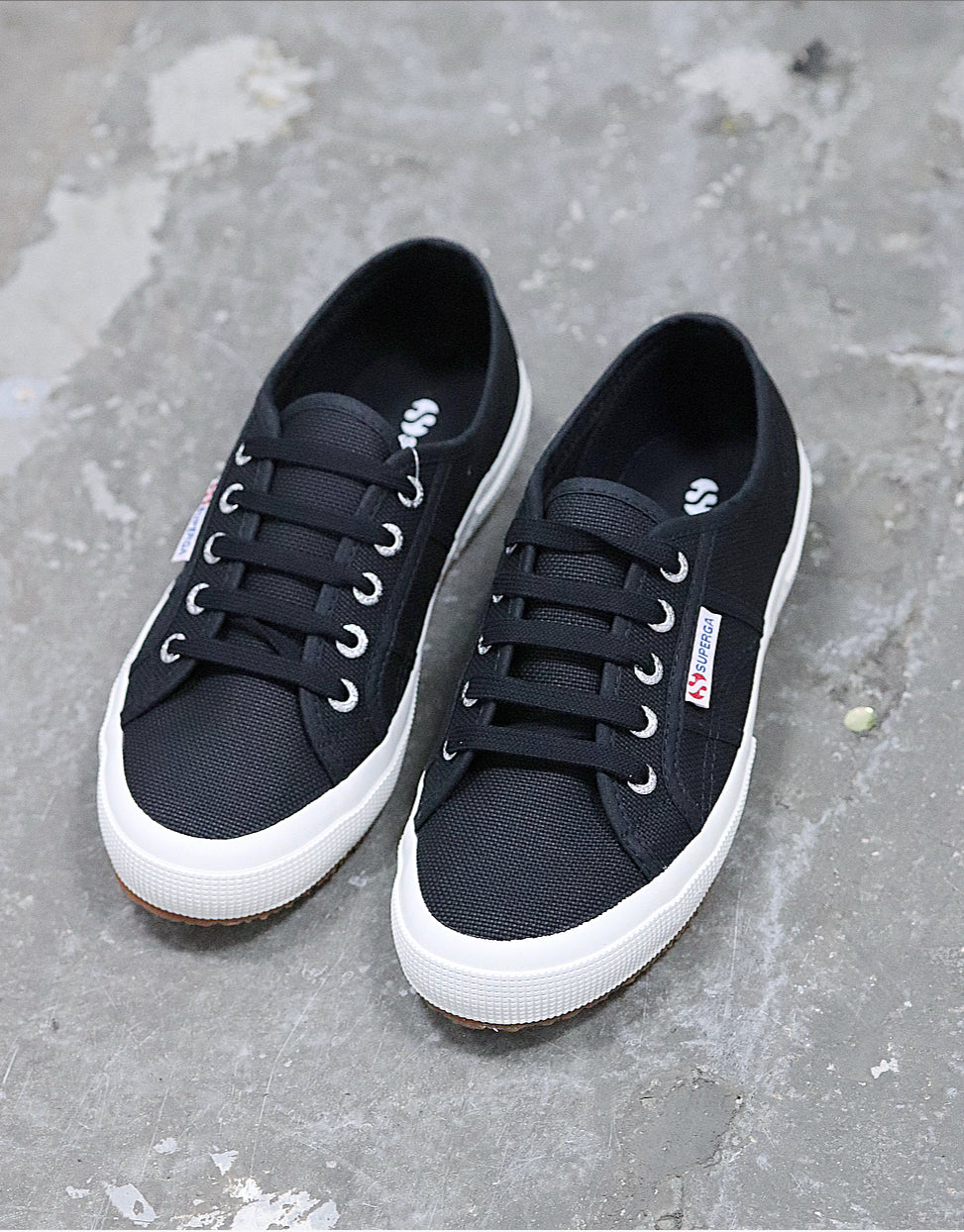 Superga on sale black canvas